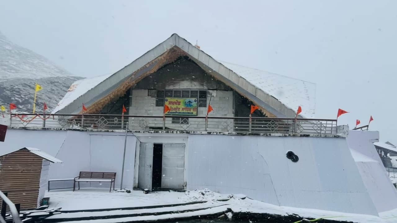 Uttarakhand Snowfall Badrinath and Hemkund Peaks Covered in White Snow Watch Photos Weather News