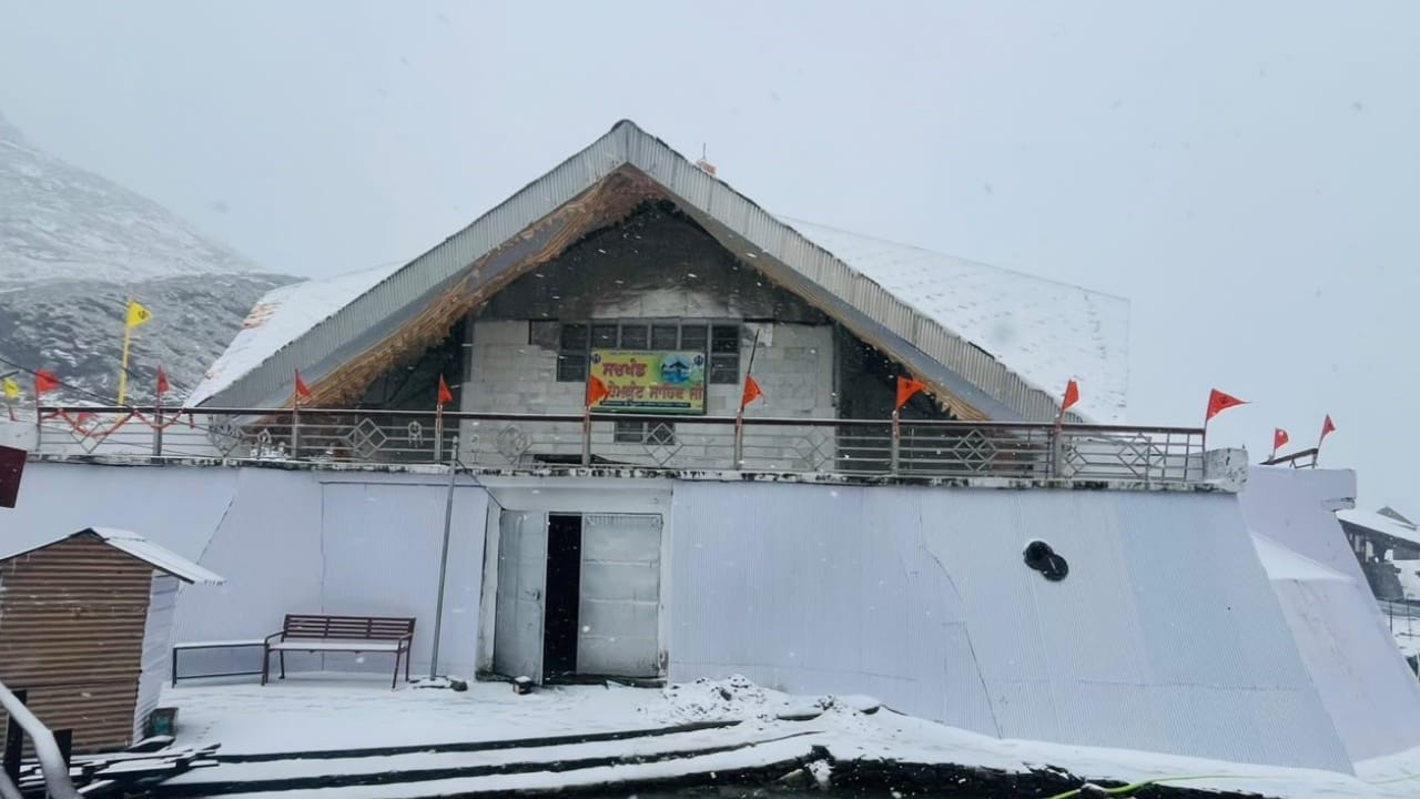 Uttarakhand Snowfall Badrinath and Hemkund Peaks Covered in White Snow Watch Photos Weather News