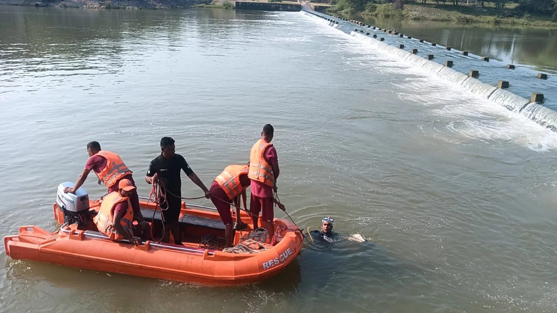 A bike slipped and fell while crossing the river Aniket, one person died, one person came out safely, the poli