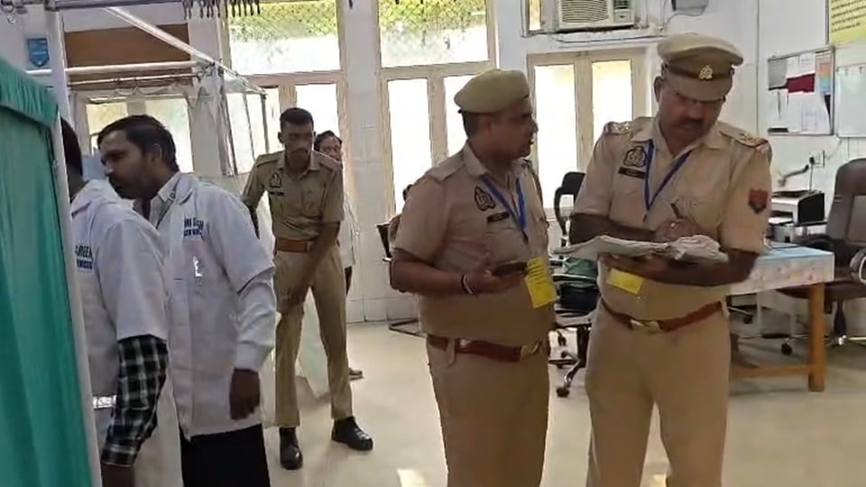 जिला अस्पताल में जांच करती पुलिस