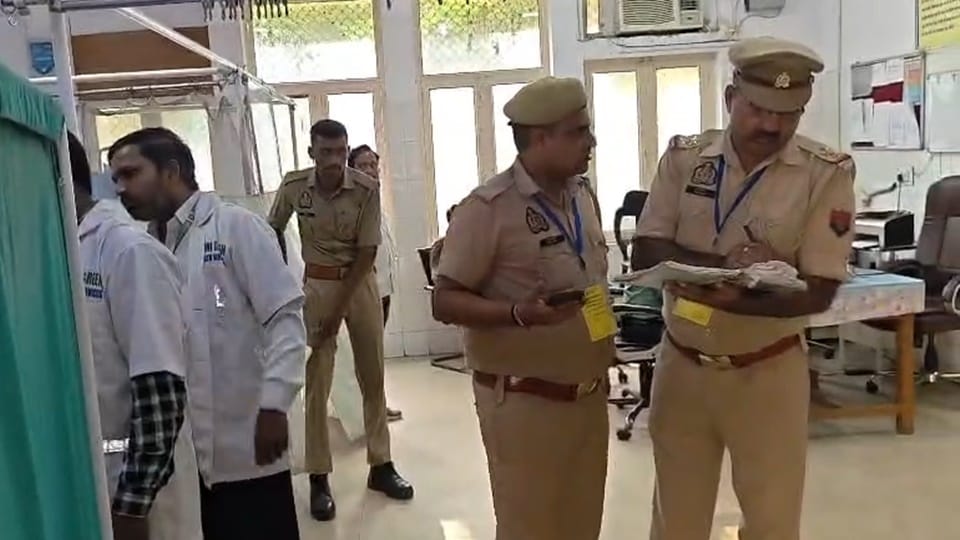 जिला अस्पताल में जांच करती पुलिस