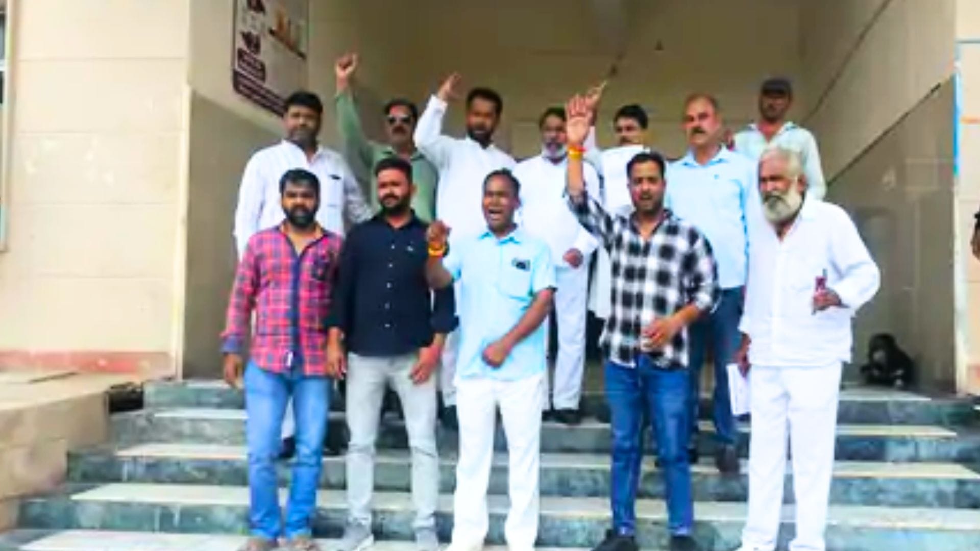 कांग्रेस ने पार्षदों और परिजनों पर प्रशासनिक दबाव बनाए जाने का आरोप लगाया