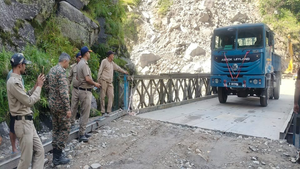 कुलागाड़ में नवनिर्मित बेली ब्रिज से वाहन की आवाजाही शुरू कराते बीआरओ और सुरक्षा कर्मी।
