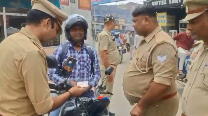 चौराहे पर चेकिंग करती पुलिस