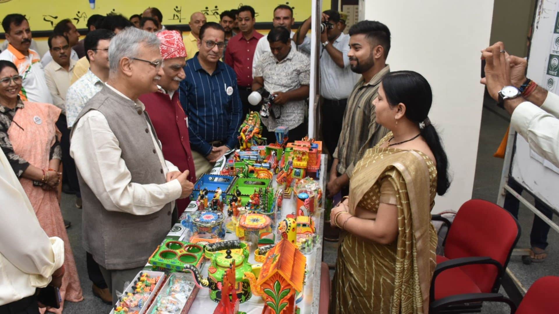 खिलौने देखते कुलपति प्रो. अजित कुमार चतुर्वेदी