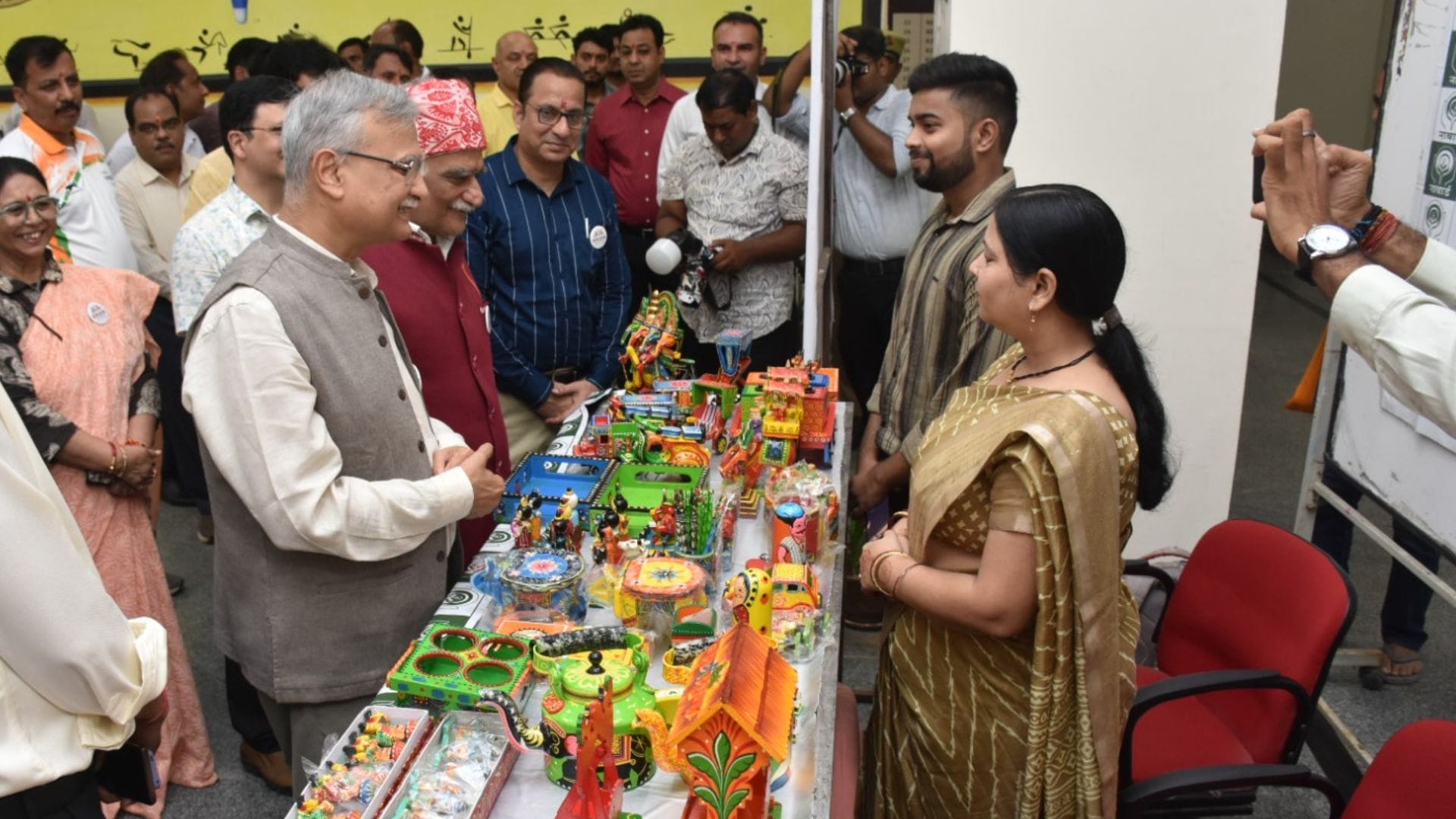 खिलौने देखते कुलपति प्रो. अजित कुमार चतुर्वेदी