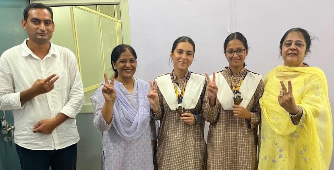 खुशी मनातीं सीनियर सेकेंडरी स्कूल गर्ल्स की छात्रा मरियम और सैयदा लायबा