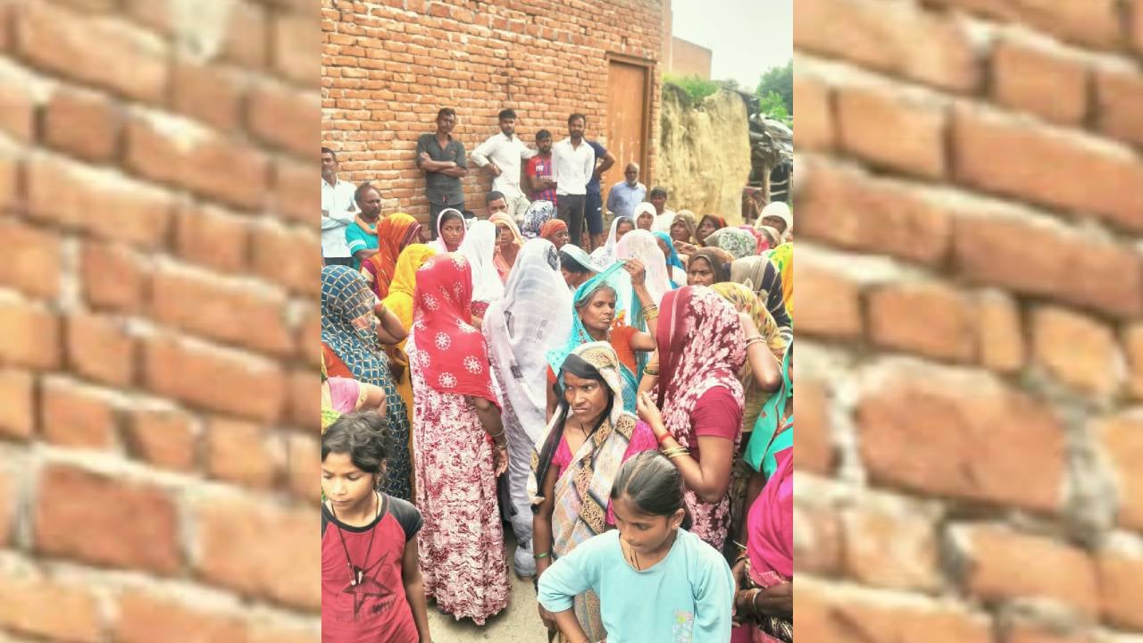 मामले की जानकारी पर एकत्र हुए लोग।