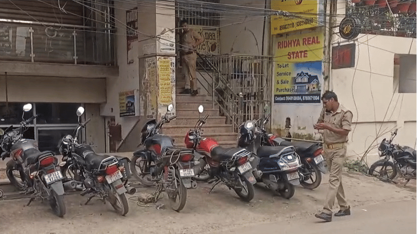 पुलिस ने की छापेमारी।