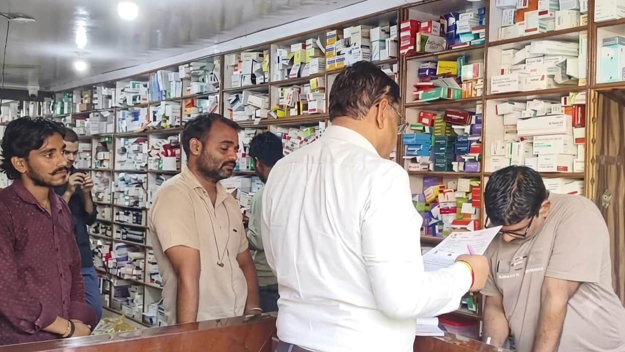 Jhansi: Shutters of medical stores in Mauranipur came down as soon as the Drug Inspector arrived