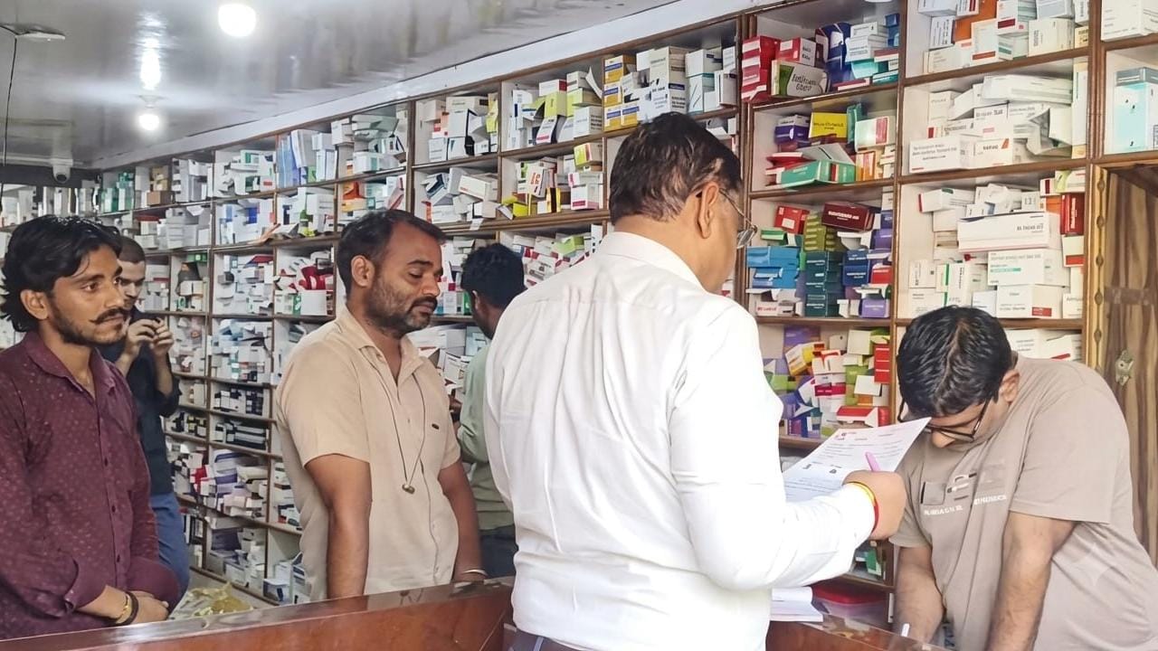 मेडिकल स्टोर की दुकान पर जांच करते ड्रग इंस्पेक्टर राहुल कुमार।