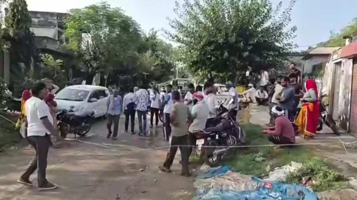 मौके पर मौजूद लोग
