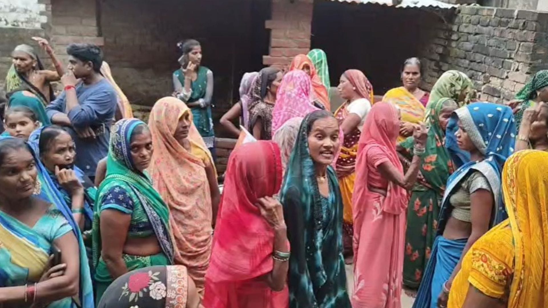 माैके पर माैजूद स्थानीय लोगों की भीड़।