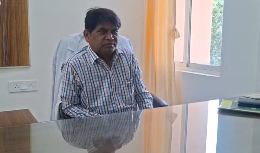 निलंबित सिविल सर्जन डॉ. विजय कुमार