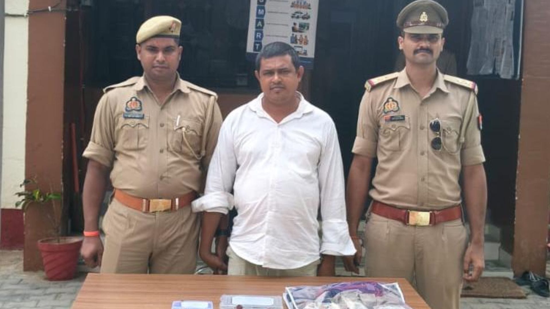 पुलिस के गिरफ्त में आरोपी