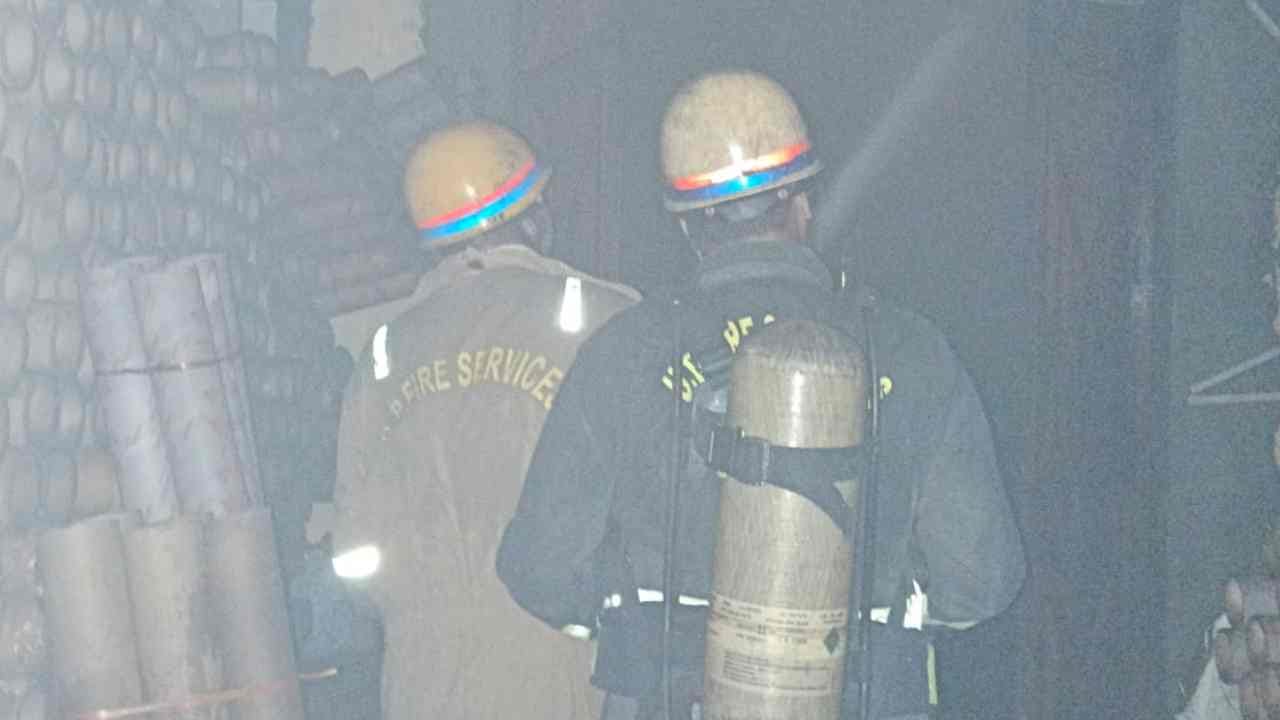 पेपर ट्यूब फैक्टरी में लगी आग