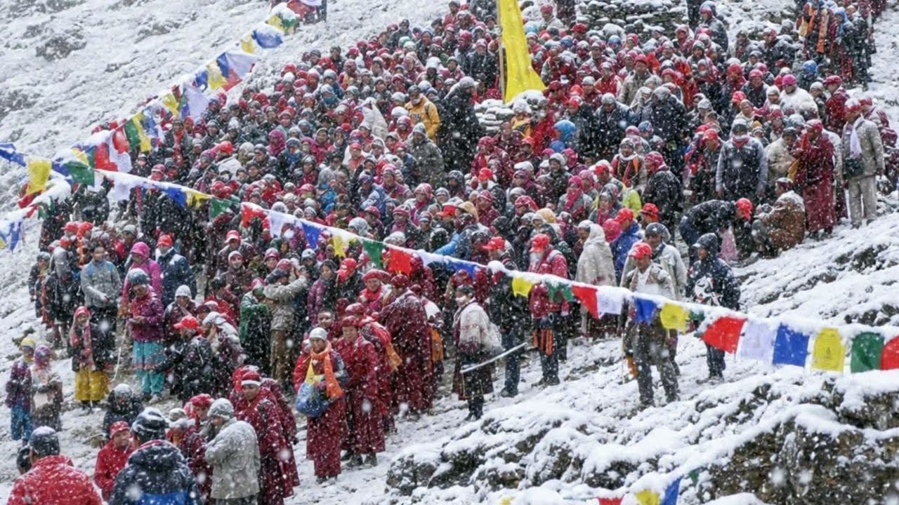 पवित्र माउंट ड्रिलबुरी की परिक्रमा करते समय तीर्थयात्री बर्फबारी के बीच वहां पहुंचे।
