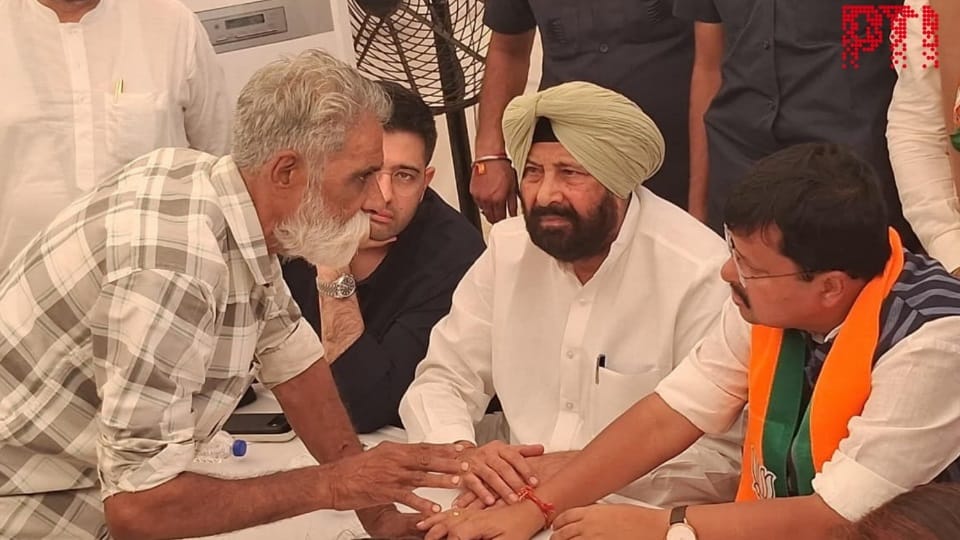 नशा पीड़ित परिवारों से मिलते भाजपा अध्यक्ष नितिन नबीन