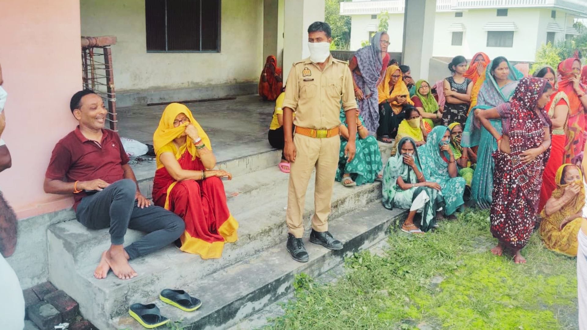 रोते- बिलखते परिजन