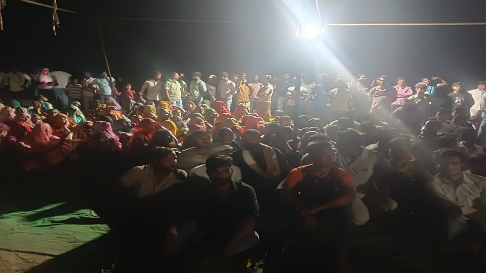 रात में धरने पर ग्रामीण।