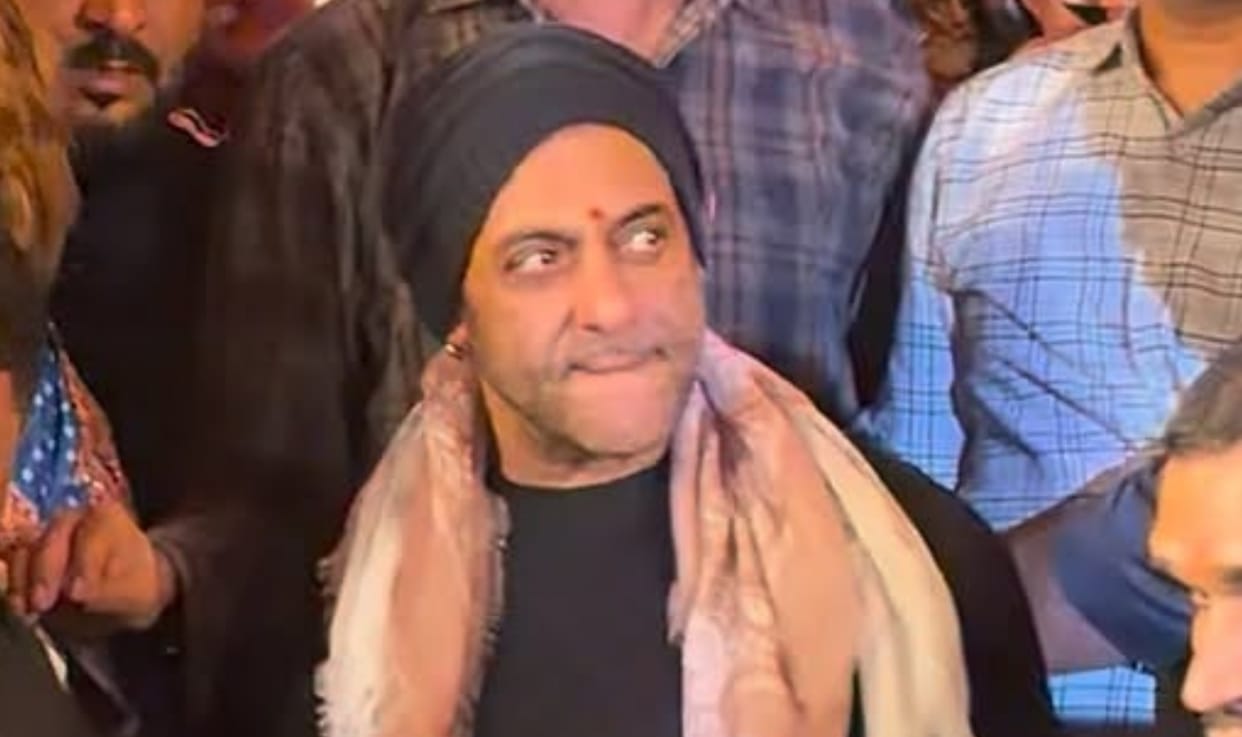 Salman Khan Visit Ashish Shelar Residence During Ganpati Stop Security From Pushing Child