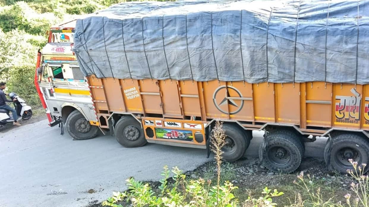 shimla junga road trailer breakdown six buses stranded