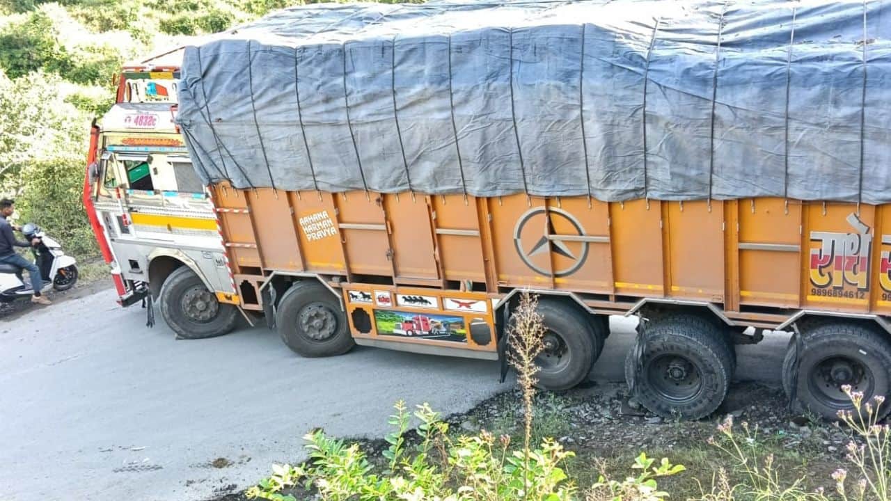 सड़क पर फंसा ट्रक।