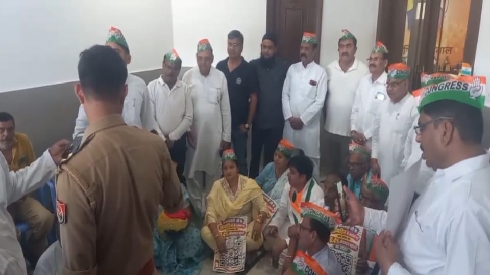 धरने पर बैठी महिलाएं