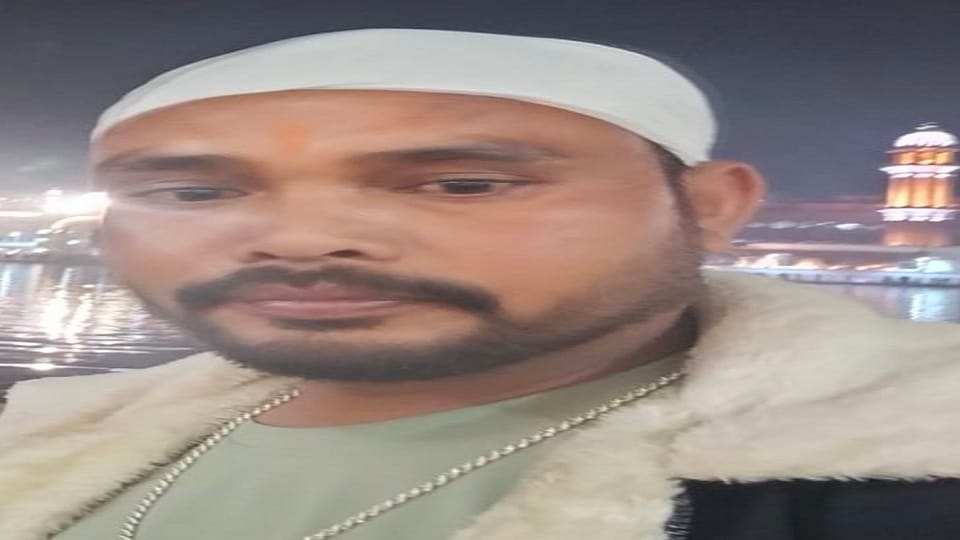 The driver of the Nagar Panchayat Chairman died after being hit by an unknown vehicle