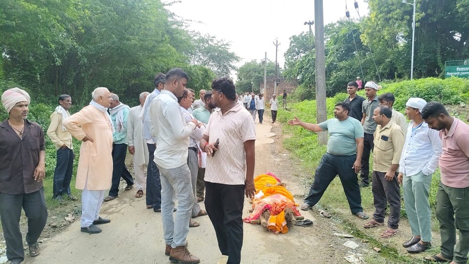 विवाहिता की अंतिम यात्रा के दाैरान हंगामा करते परिजन।