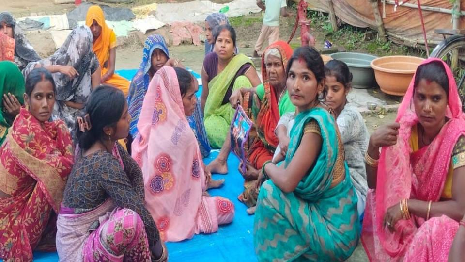 विवाहिता की मौत के बाद गमगीन परिजन।