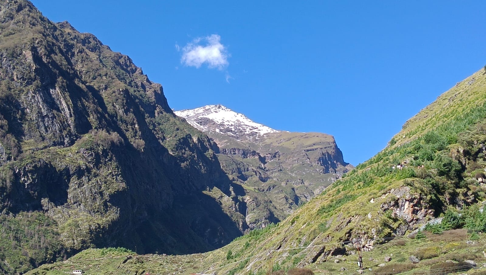 Uttarakhand Snowfall Badrinath and Hemkund Peaks Covered in White Snow Watch Photos Weather News