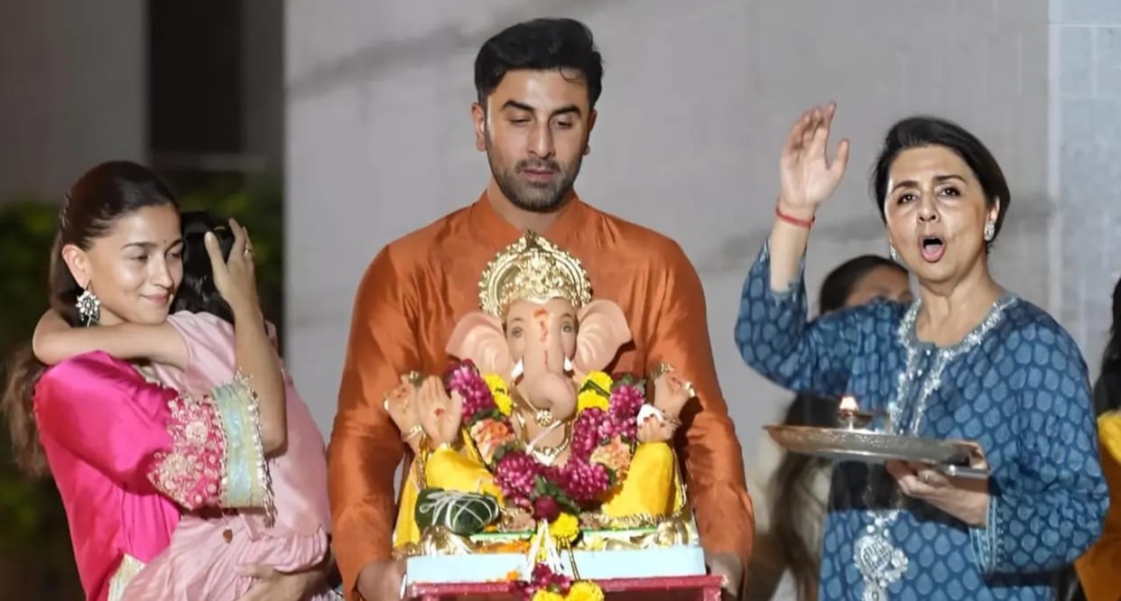 Ranbir Kapoor treats paps to sweets Alia Bhatt Raha and Neetu Kapoor joins Ganpati visarjan