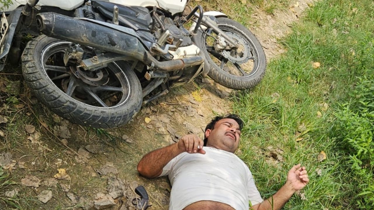 जमीन पर पड़ा घायल आरोपी