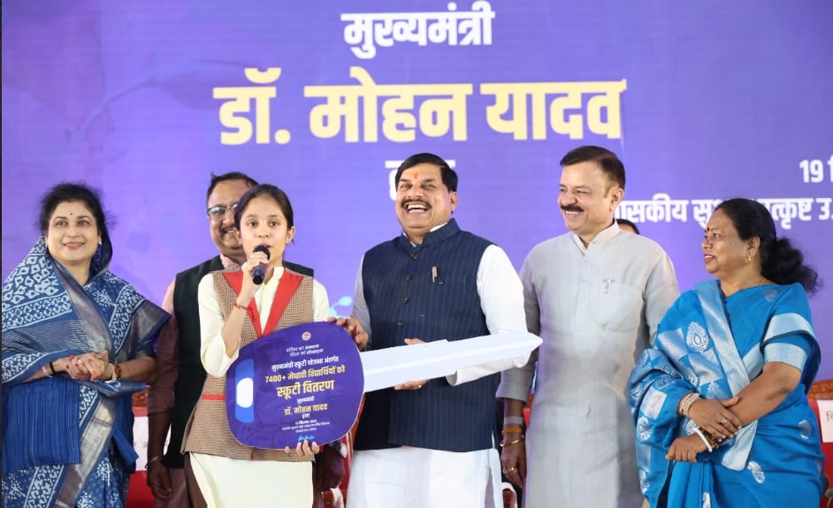 मेधावी छात्रों को स्कूटी: CM ने पूछा-आगे क्या बनोगे? किसी ने CA,किसी ने डॉक्टर तो किसी ने वकील का बताया लक्ष्य