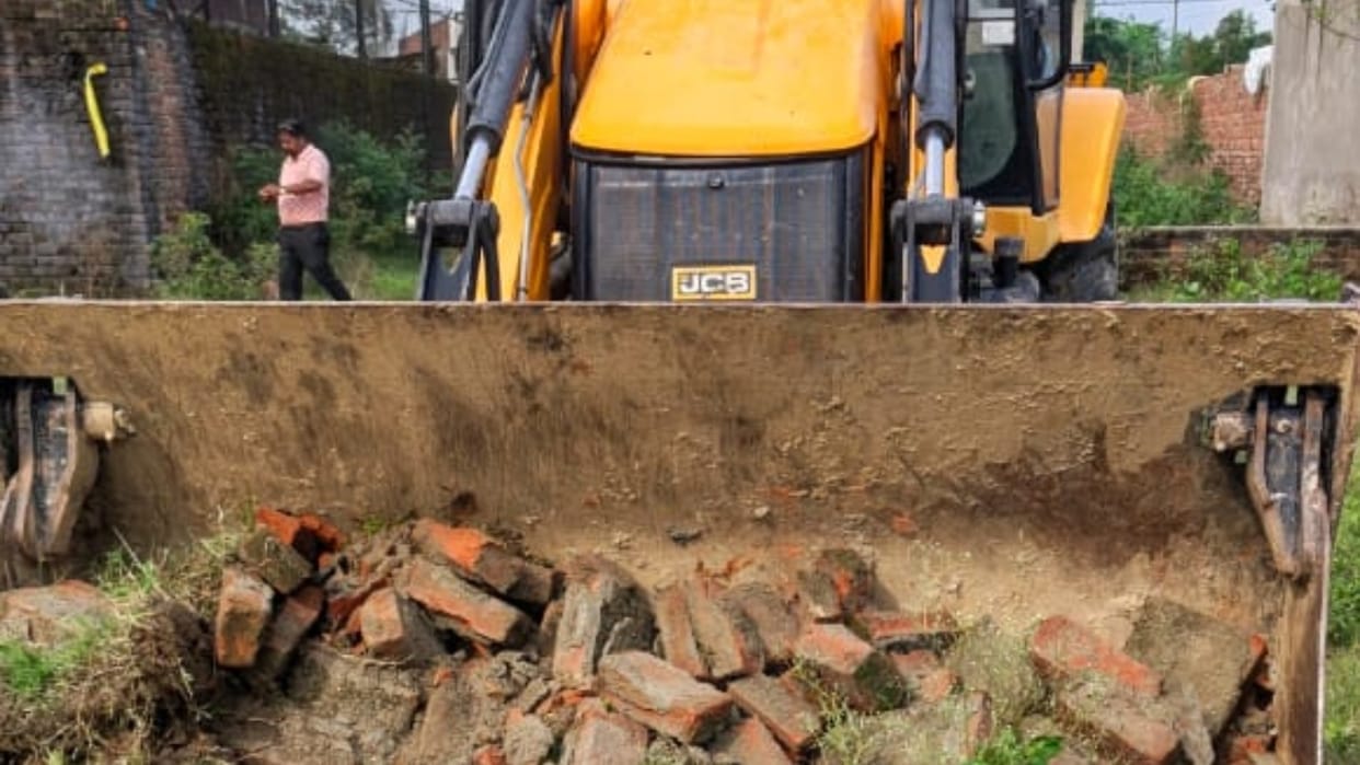 BDA bulldozer runs on illegal colony in Bareilly