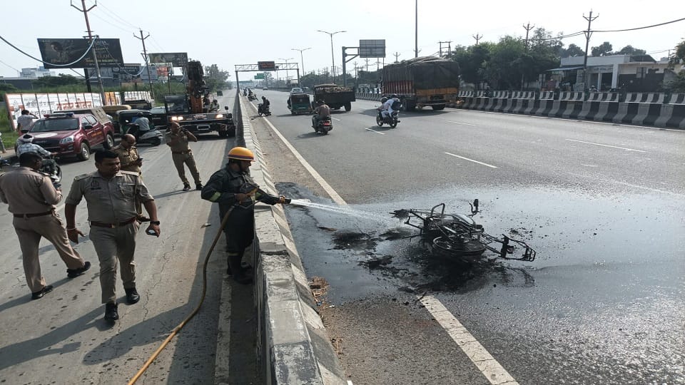Moving bike suddenly catches fire rider jumps off to save his life chaos ensues on highway in Hapur
