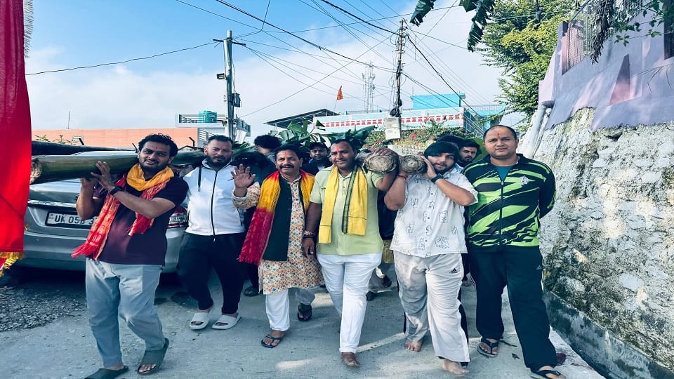 A procession was taken out on the arrival of the banana tree in champawat