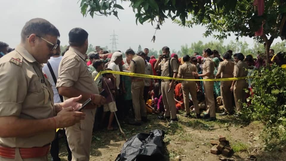Underage lovers found hanging from a tree in Sambhal, Families searched for them all night