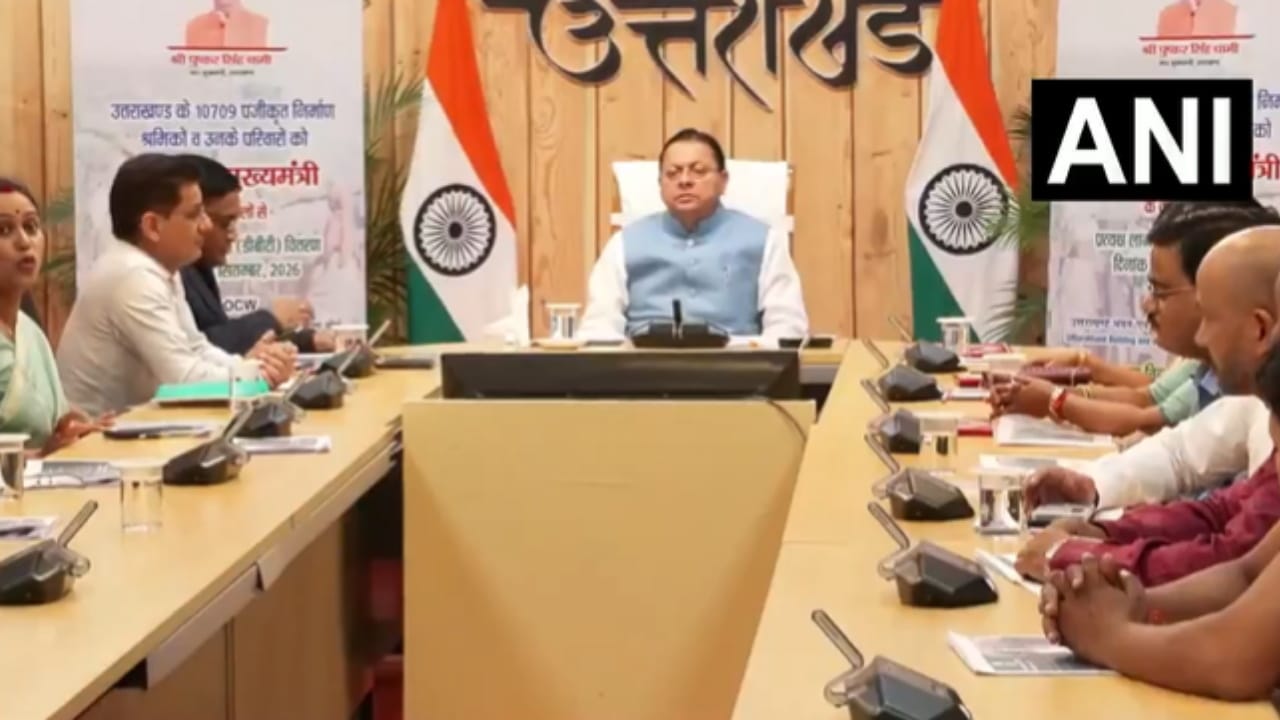 बैठक करते सीएम धामी