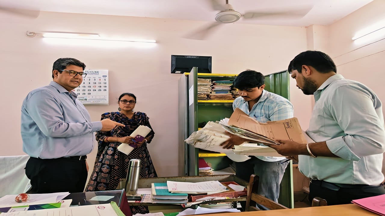 कमिश्नर ने किया तहसील का निरीक्षण।