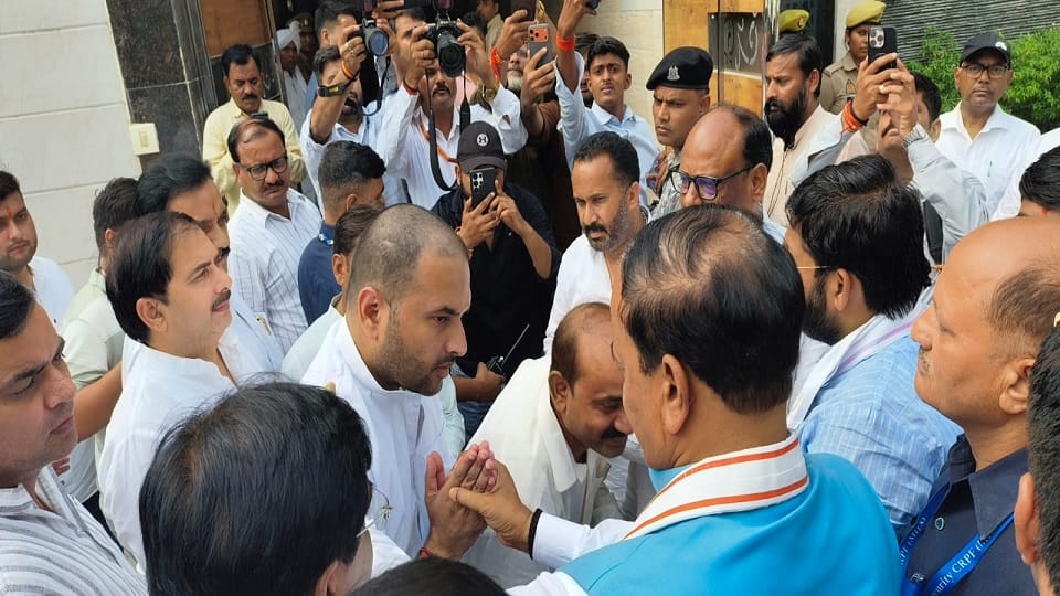 डिप्टी सीएम केशव प्रसाद व अन्य