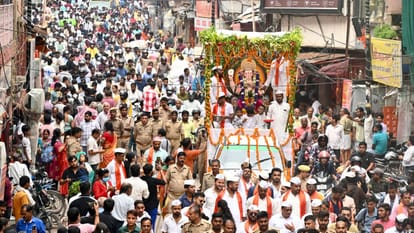 ढोल-ताशा दल के साथ निकाली गई गणपति बप्पा की शोभायात्रा