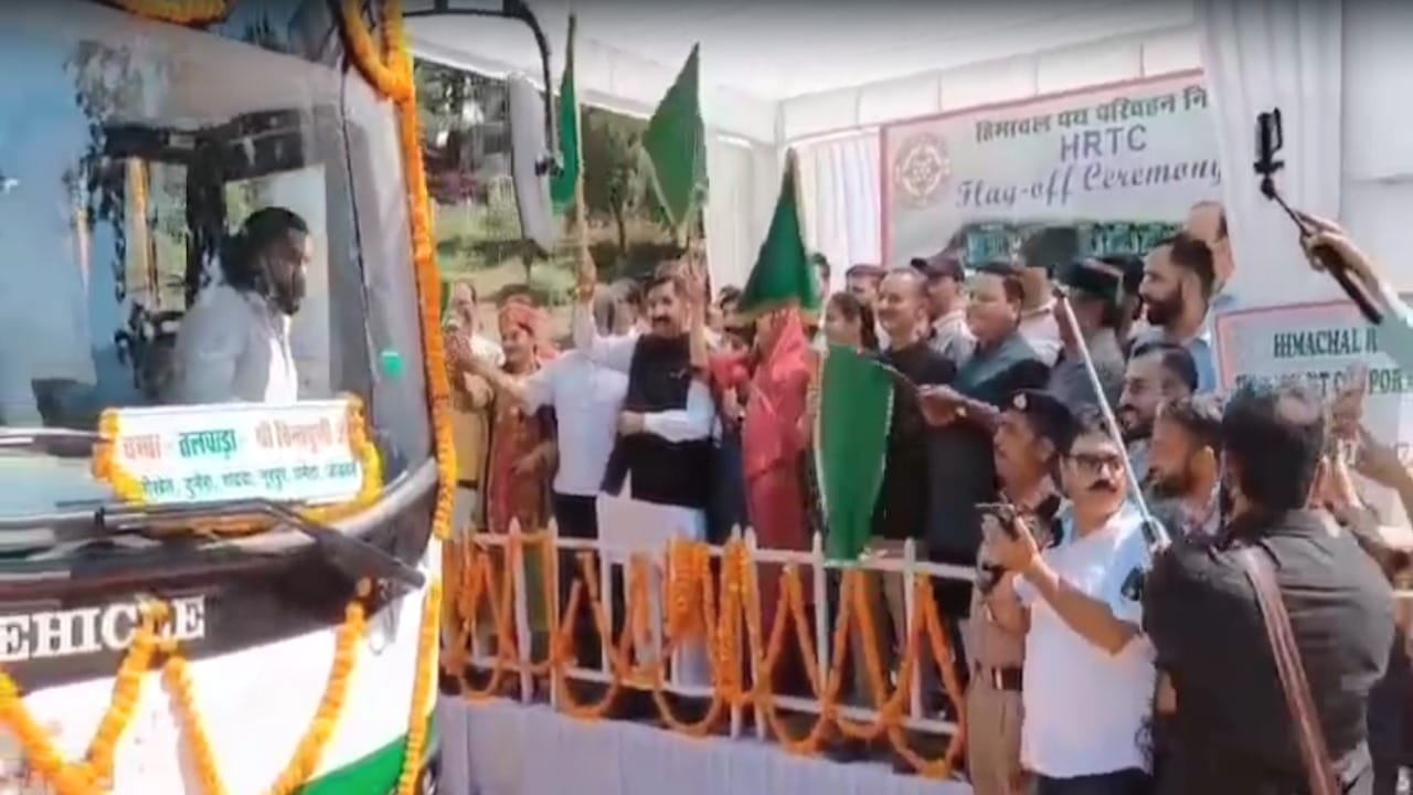 उप मुख्यमंत्री मुकेश अग्निहोत्री नई इलेक्ट्रिक बसों को दिखाई हरी झंडी