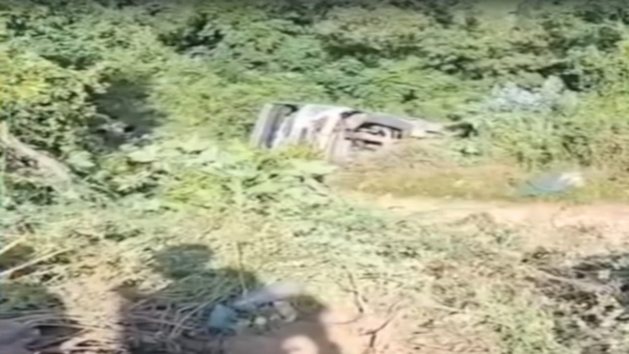 अचानक ब्रेक फेल होने से सड़क से नीचे गिरी एचआरटीसी बस