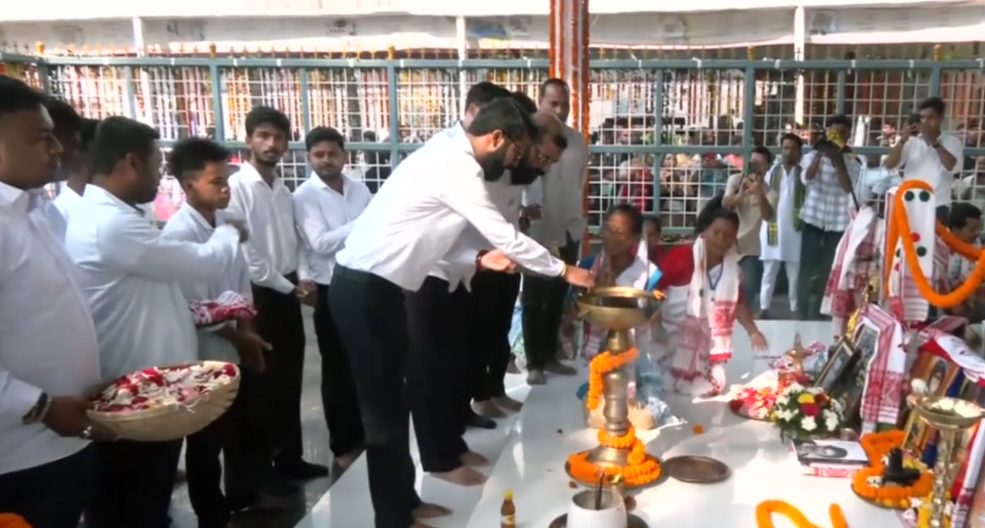 जुबीन गर्ग के निधन पर जमा हुए फैंस और कलाकार