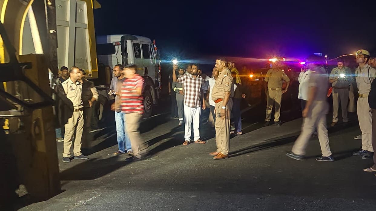 Auraiya Accident on Bundelkhand Expressway dumper rammed into stationary dumper cleaner died driver injured
