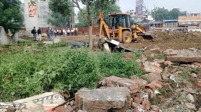 Kanpur Bulldozer razes illegal graveyard it had posed a major hurdle to Metro construction
