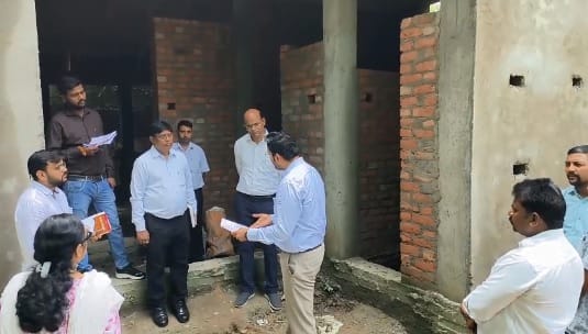 निर्माणाधीन आंगनवाड़ी भवन का निरीक्षण करते सीडीओ