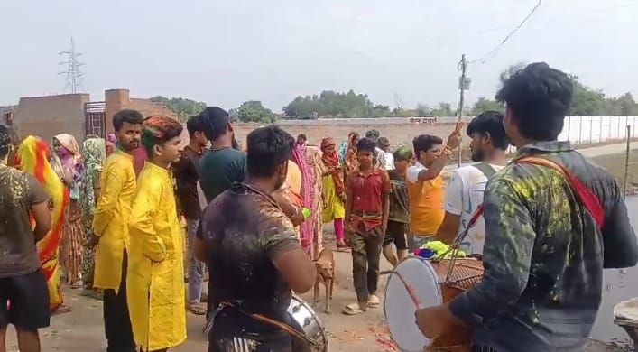 Kanpur Gajanan farewell with teary eyes amidst cloud of Abir Gulal 80 Ganesh idols immersed in Gagnikheda Lake